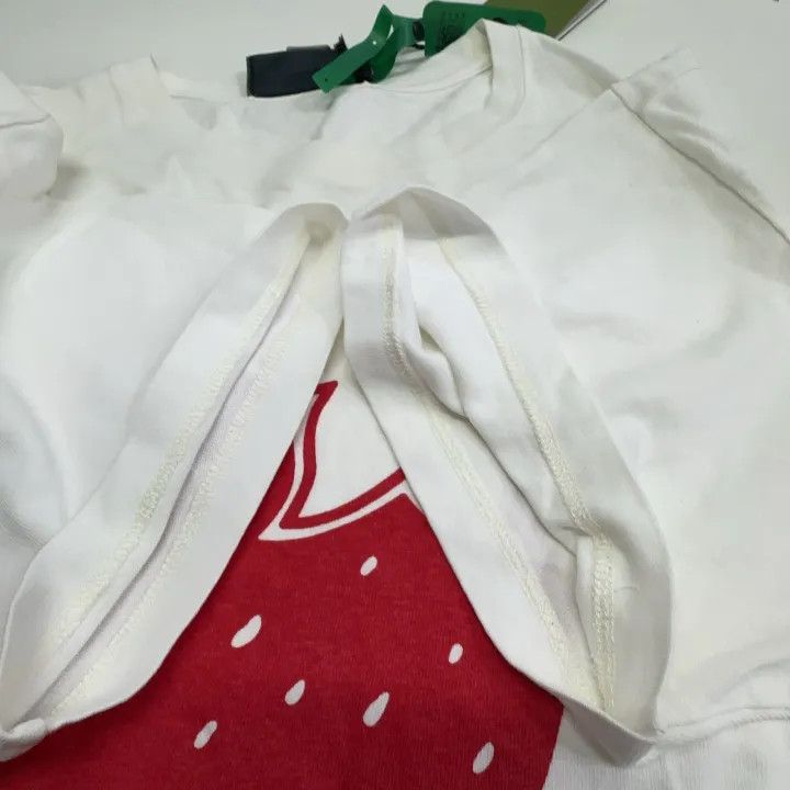 Gucci Gucci Strawberry Print Cotton T-Shirt Size S / US 4 / IT 40 - 13 Thumbnail