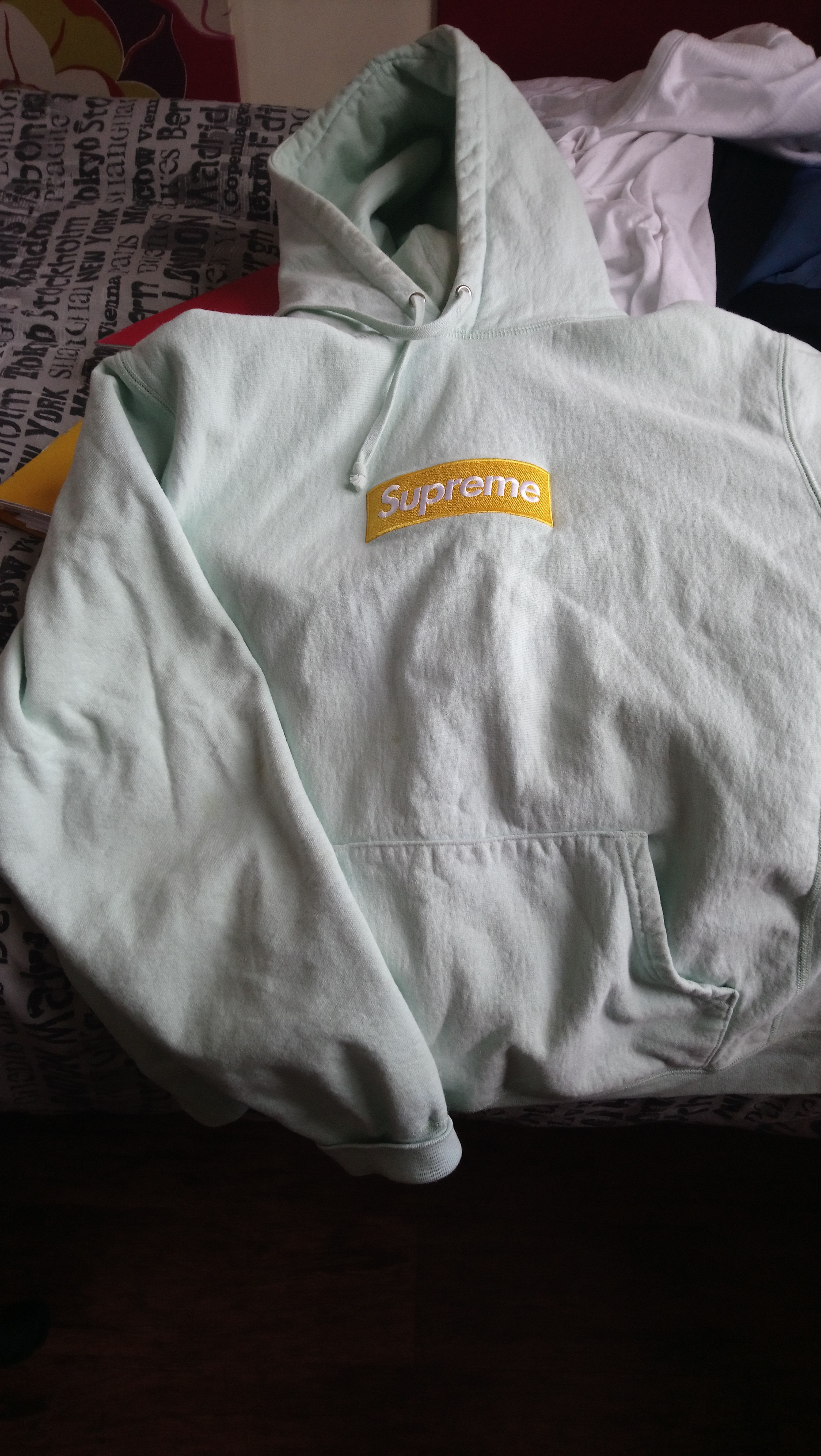 Cheapest supreme outlet box logo