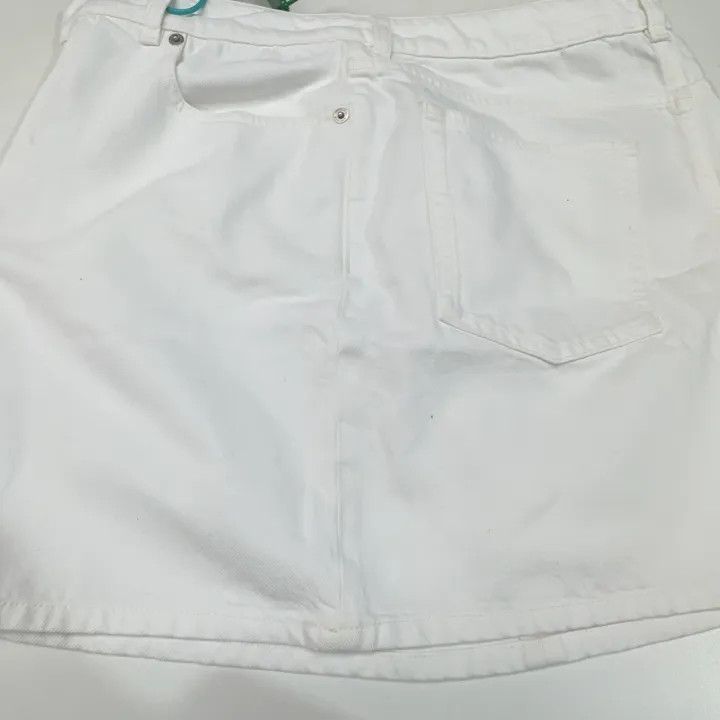 Burberry Burberry White Pocket Mini Skirt for Women 0079 Size 30" / US 8 / IT 44 - 4 Thumbnail