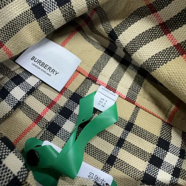 Burberry Burberry Beige Pleated Plaid Skirt for Women 0079 Size 23" - 4 Thumbnail