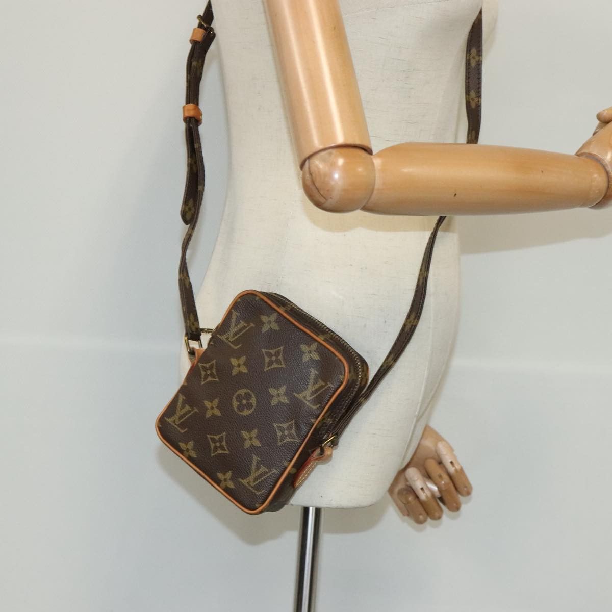 Louis Vuitton Louis Vuitton Danube clutch Size ONE SIZE - 17 Thumbnail