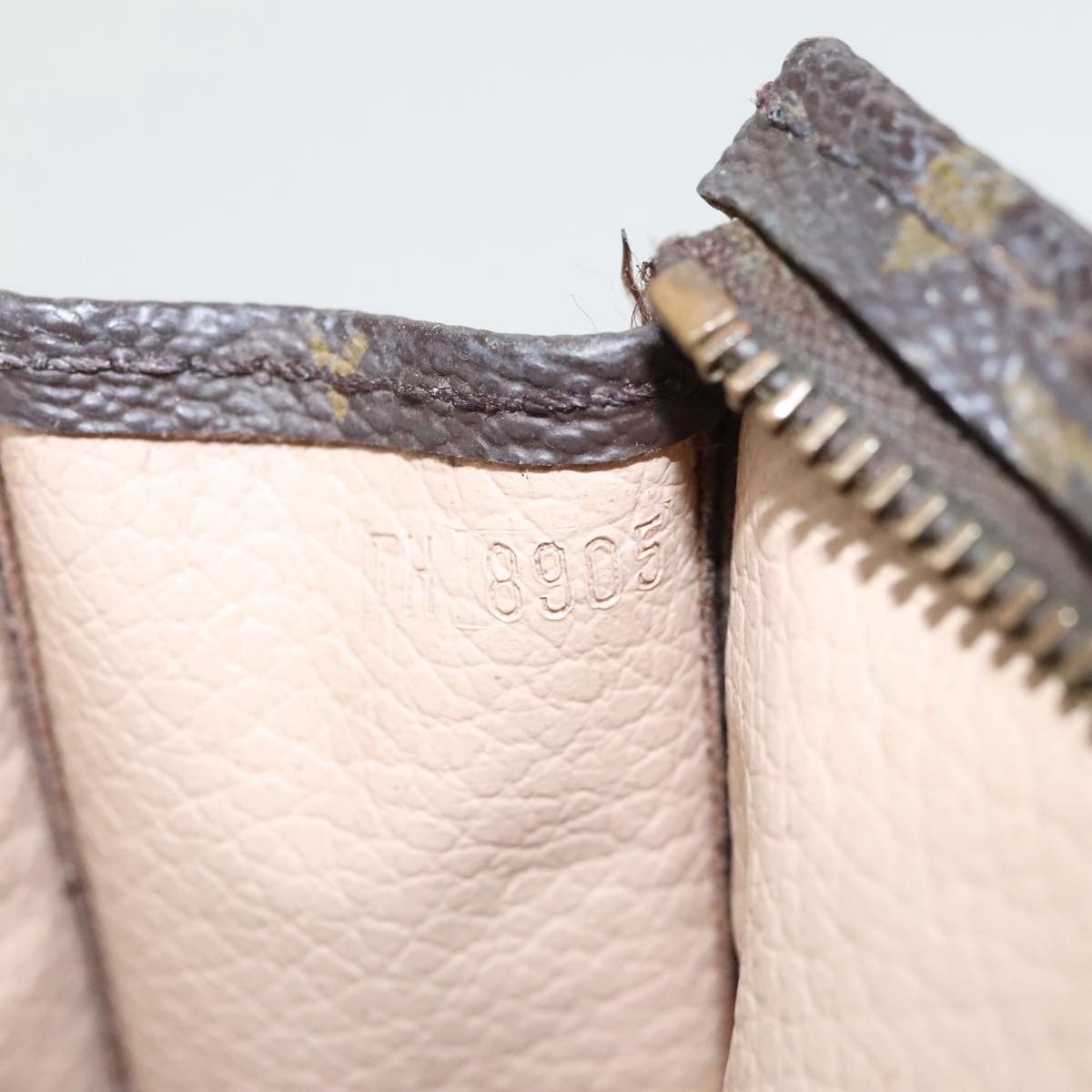 Louis Vuitton Louis Vuitton Poche Toilette 15 clutch Size ONE SIZE - 12 Thumbnail