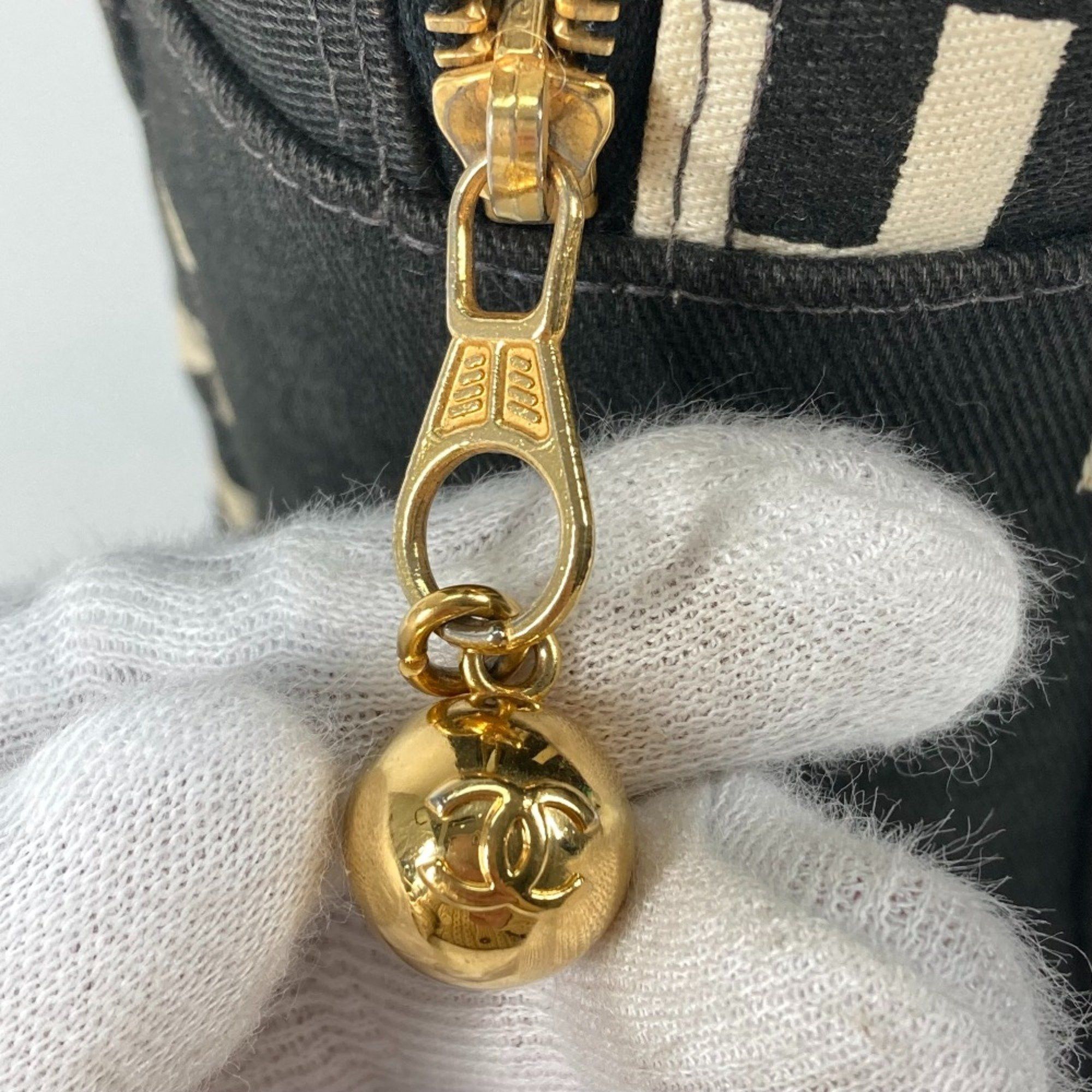 Chanel Chanel Icon handbag Size ONE SIZE - 16 Thumbnail