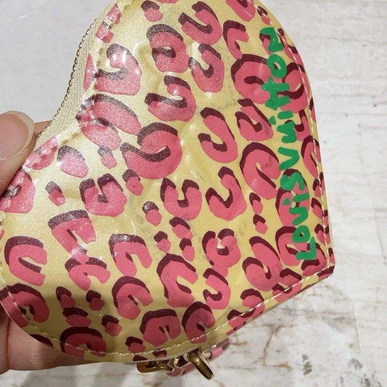 Louis Vuitton lv heart-shaped coin purse Size ONE SIZE - 5 Thumbnail