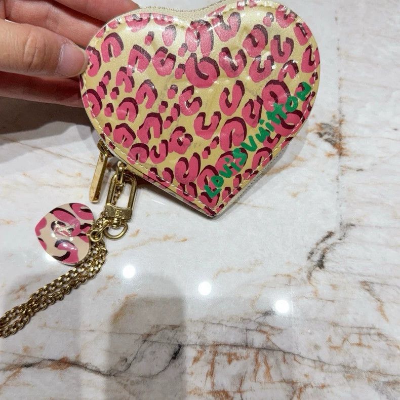 Louis Vuitton lv heart-shaped coin purse Size ONE SIZE - 2 Thumbnail