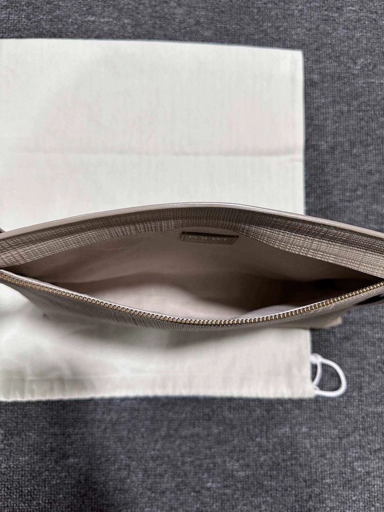 Loewe loewe embossed logo clutch bag Size ONE SIZE - 8 Thumbnail