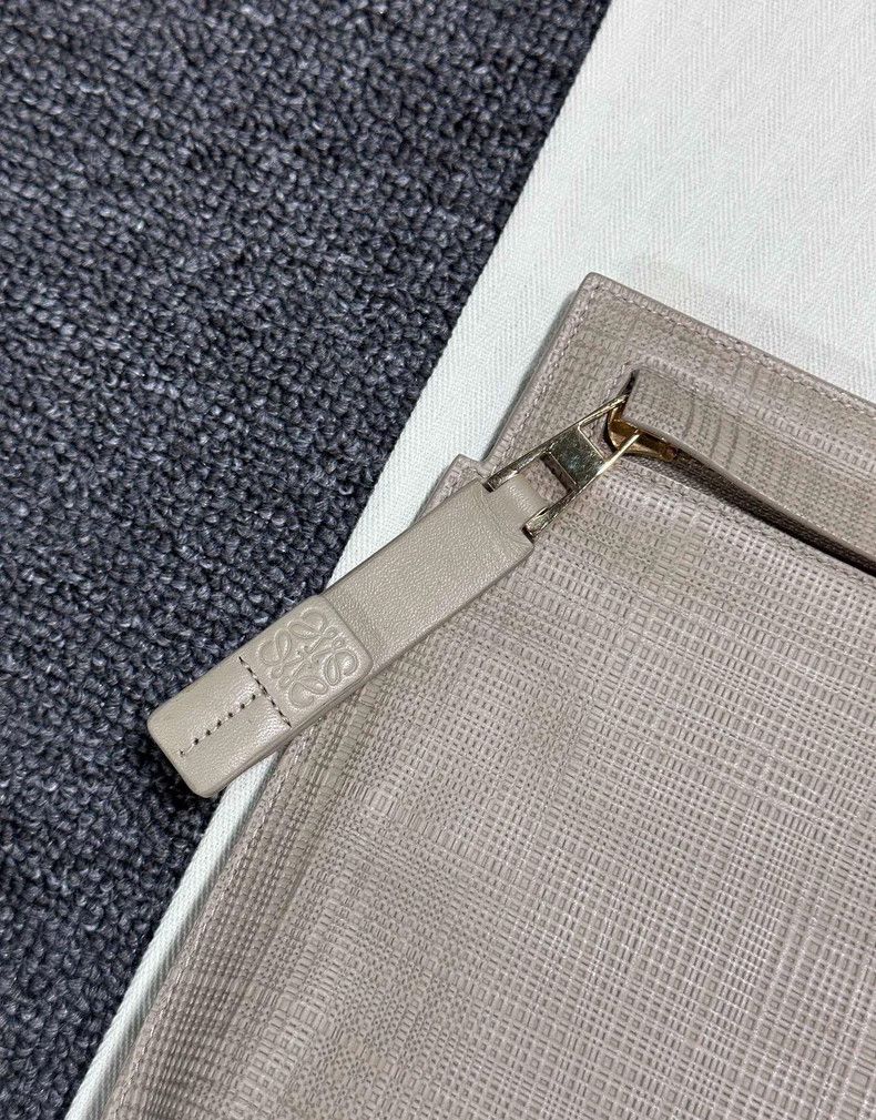 Loewe loewe embossed logo clutch bag Size ONE SIZE - 7 Thumbnail