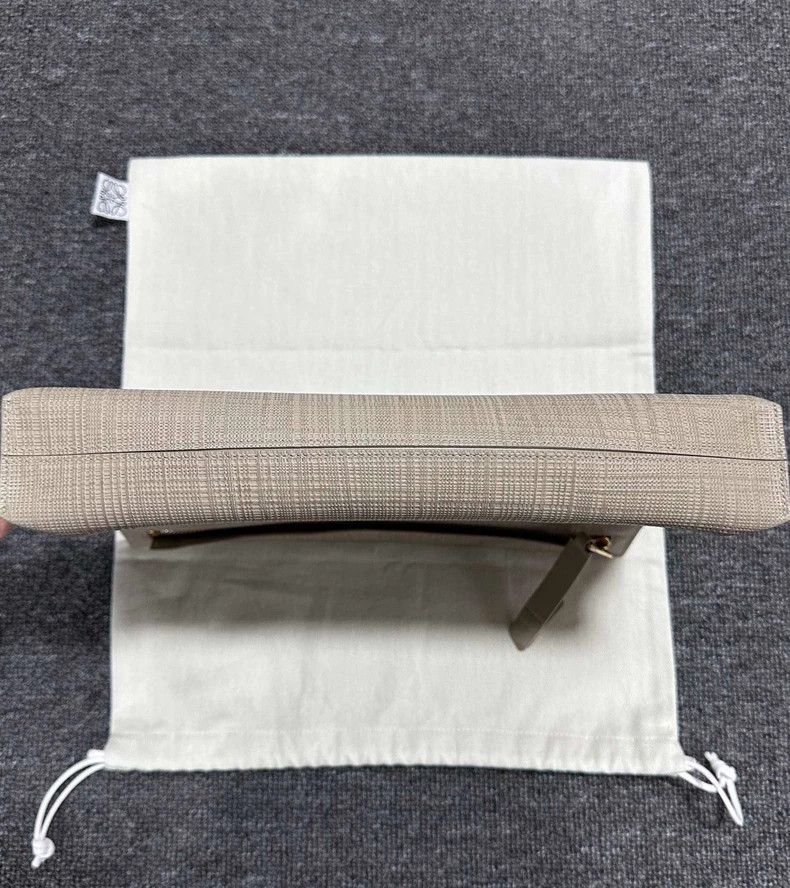 Loewe loewe embossed logo clutch bag Size ONE SIZE - 4 Thumbnail