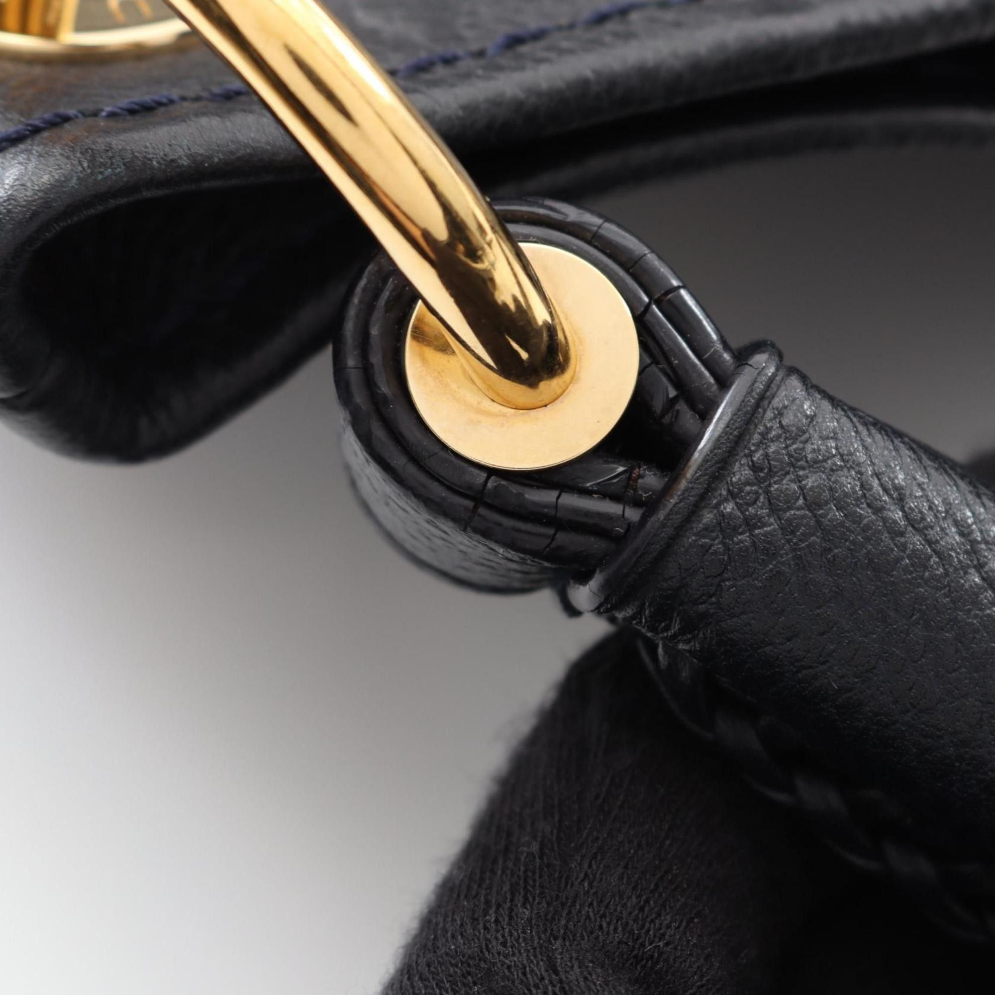 Louis Vuitton Artsy shoulder