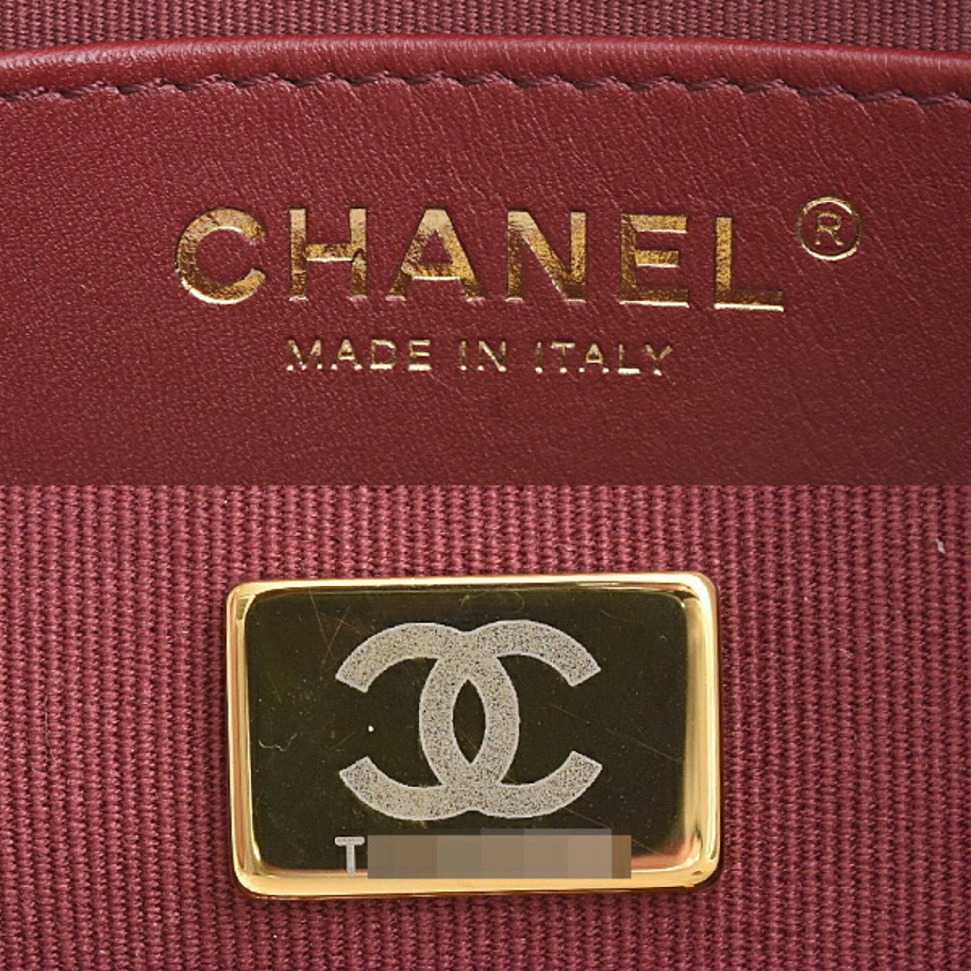 CHANEL Women's Matelasse Chain Shoulder Bag in Calfskin White AS4195