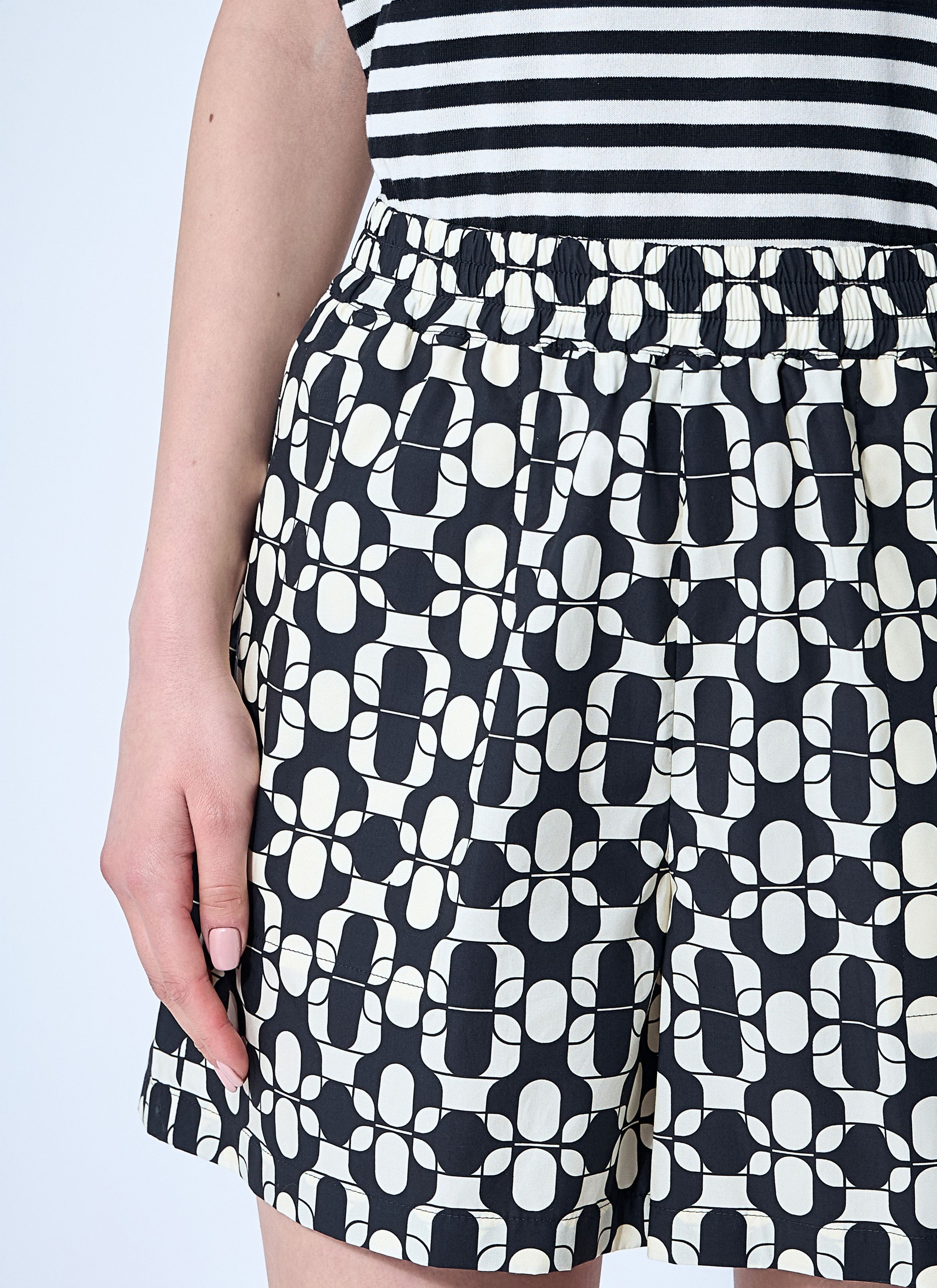 Moncler Printed Shorts Size 28" / US 6 / IT 42 - 5 Thumbnail