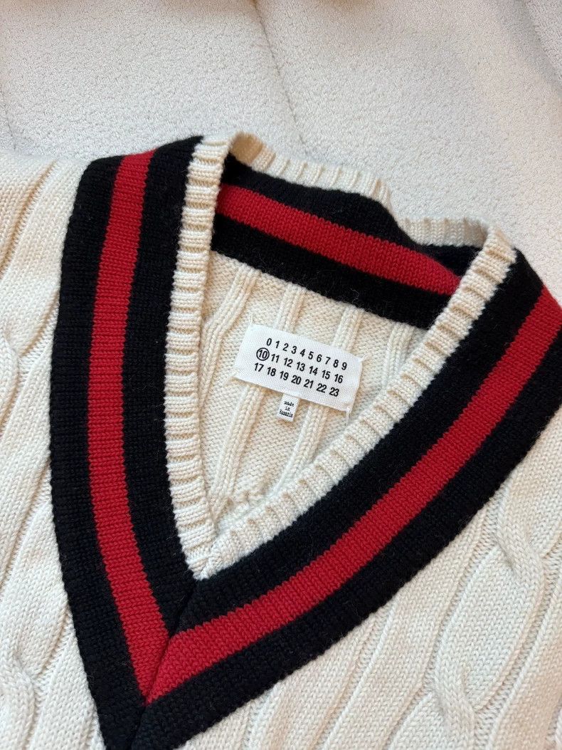 Maison Margiela maison margiela white V-neck oversized sweater Size US S / EU 44-46 / 1 - 7 Thumbnail