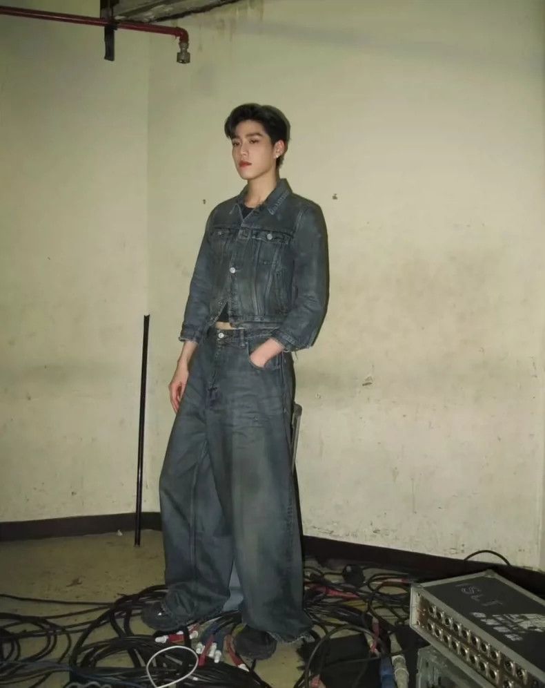 Balenciaga balenciaga distressed denim jacket with tags Size US M / EU 48-50 / 2 - 2 Thumbnail