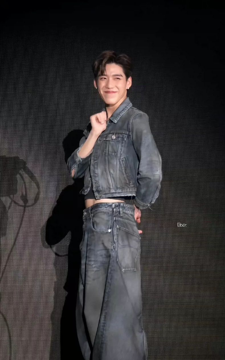 Balenciaga balenciaga distressed denim jacket with tags Size US M / EU 48-50 / 2 - 7 Thumbnail