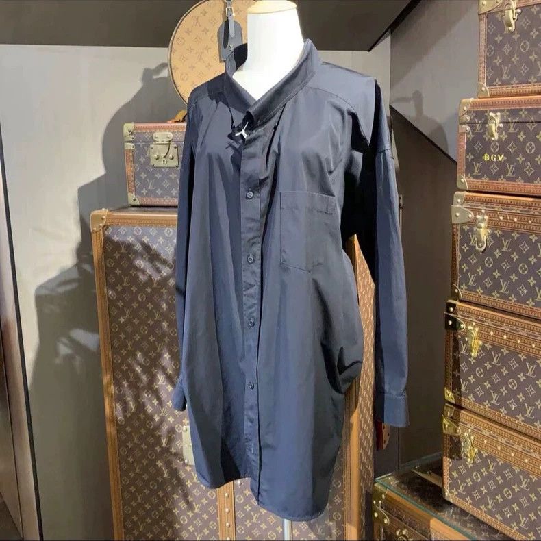 Balenciaga balenciaga logo shirt with slight wear Size US M / EU 48-50 / 2 - 2 Thumbnail