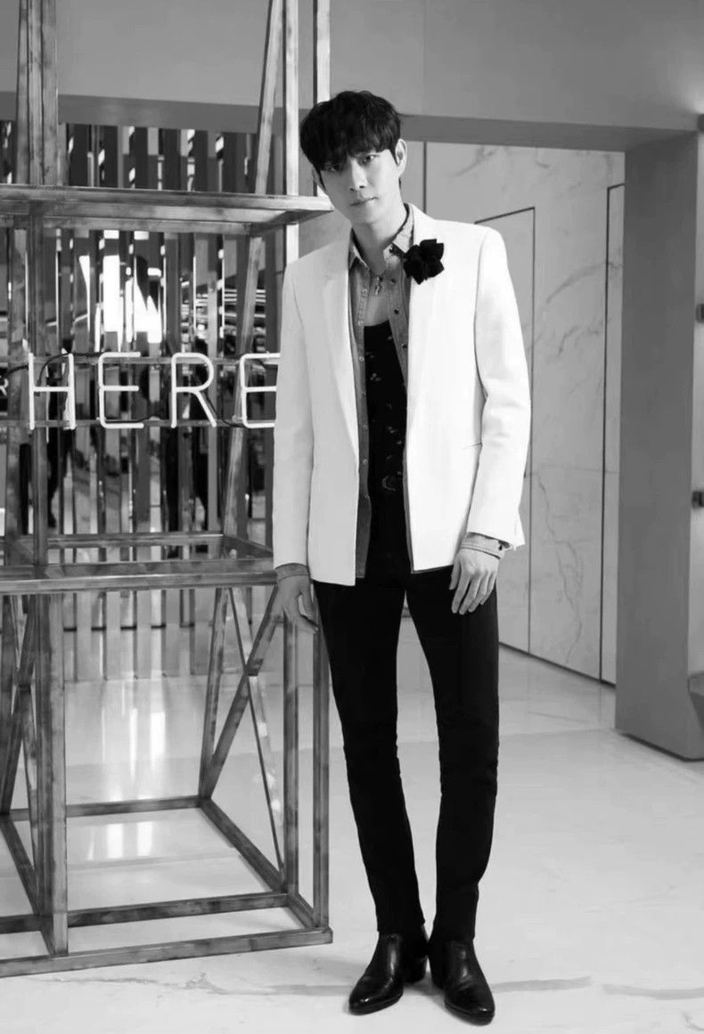 Saint Laurent Paris saint laurent woven blazer with floral brooch Size US M / EU 48-50 / 2 - 8 Thumbnail