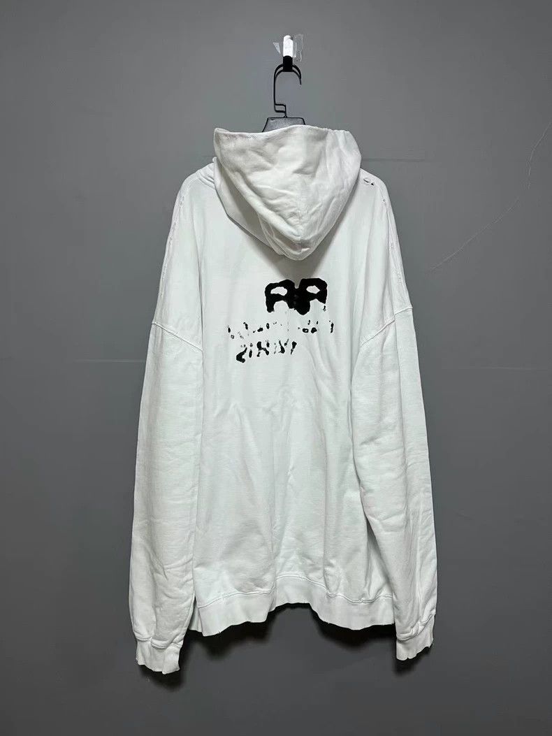 Balenciaga balenciaga white oversized graffiti hoodie Size US XXL / EU 58 / 5 - 2 Thumbnail