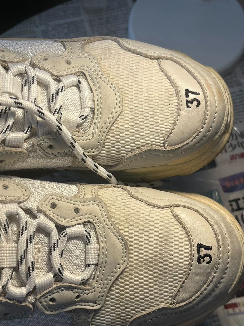 Balenciaga balenciaga triple s sneakers in white 0079 yq Size US 6.5 / EU 39-40 - 7 Thumbnail