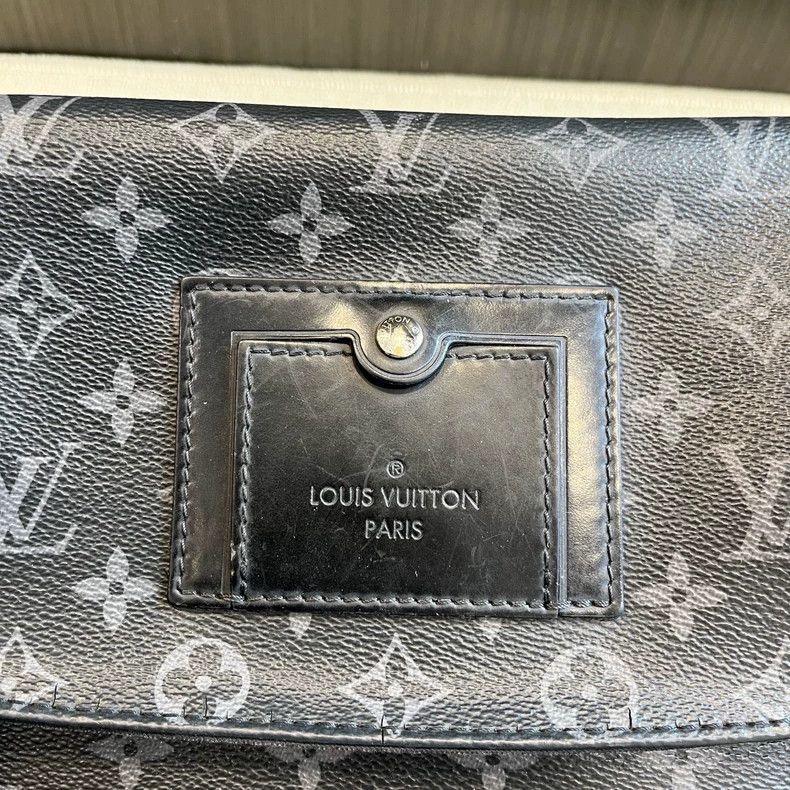 Louis Vuitton louis vuitton men's black voyager crossbody bag 0079 yq Size ONE SIZE - 6 Thumbnail