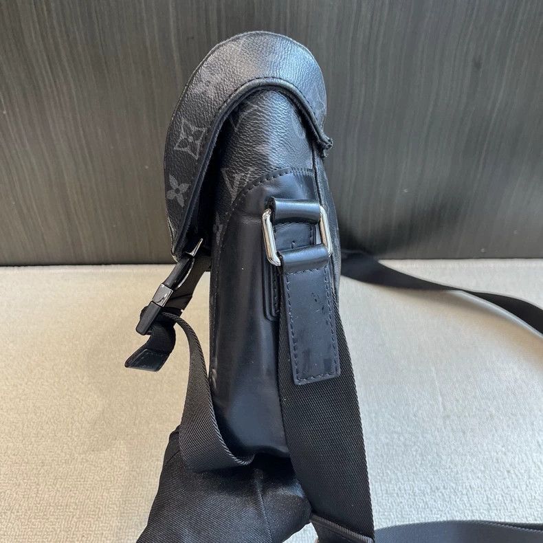 Louis Vuitton louis vuitton men's black voyager crossbody bag 0079 yq Size ONE SIZE - 4 Thumbnail