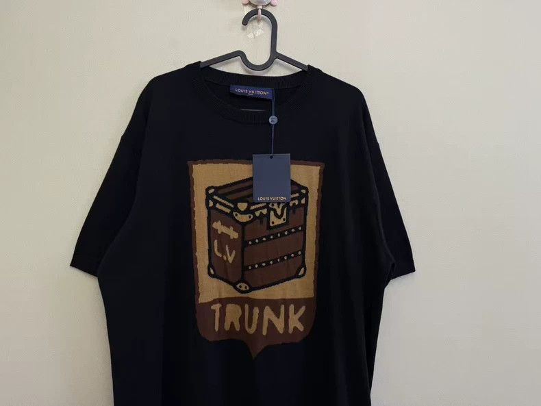 Louis Vuitton Louis Vuitton black trunk logo short sleeve Size US XXL / EU 58 / 5 - 2 Thumbnail
