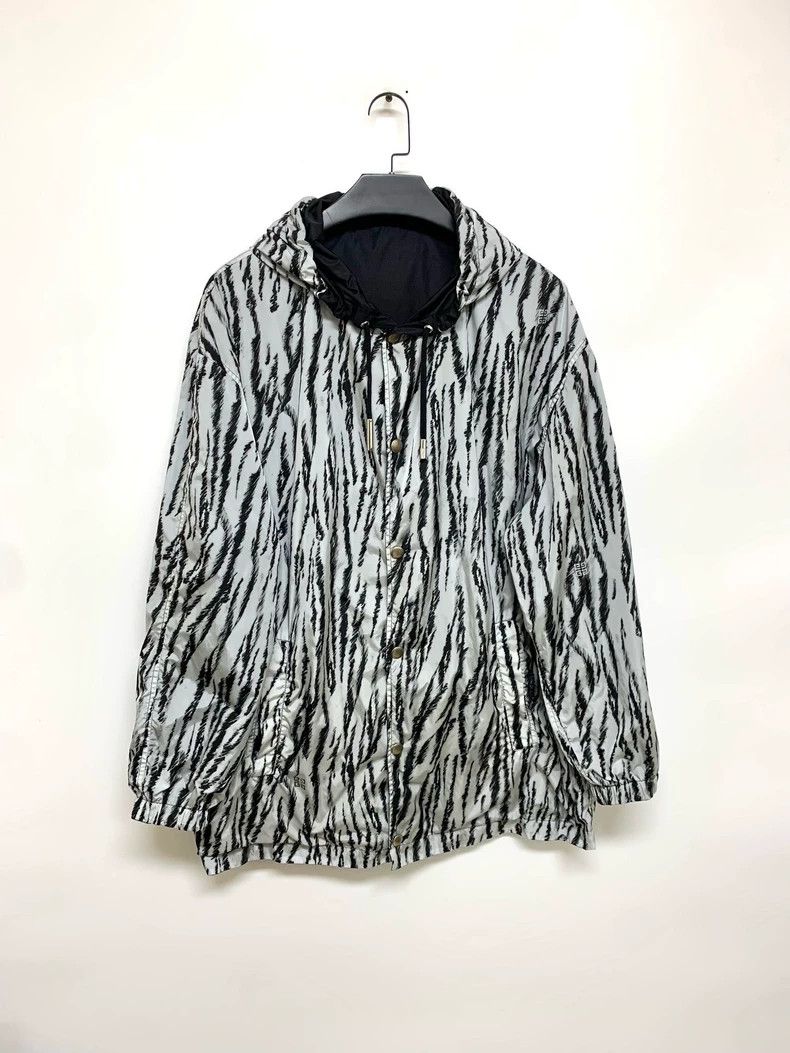 Givenchy givenchy reversible nylon raincoat with zebra interior Size US XL / EU 56 / 4 - 4 Thumbnail