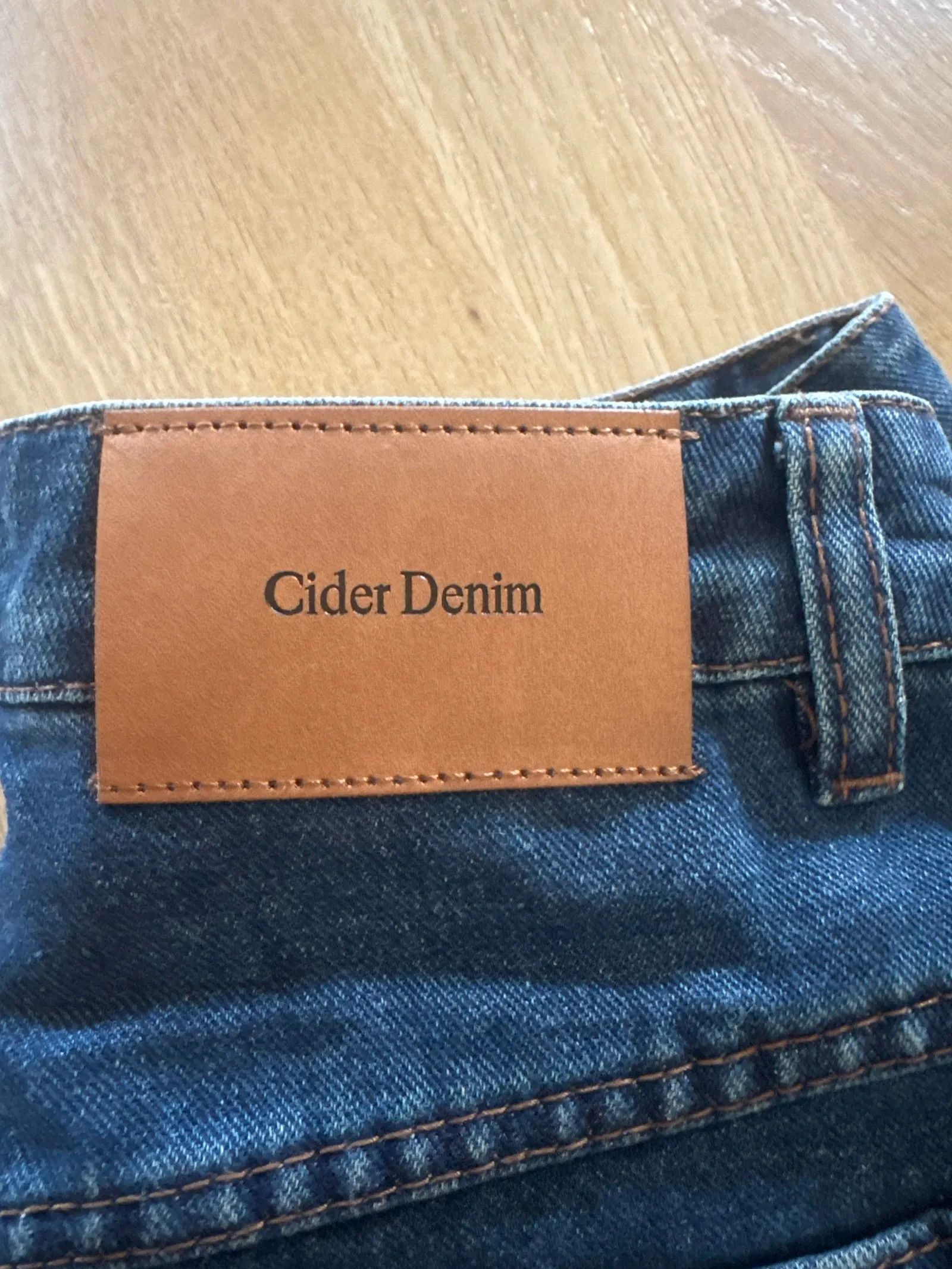 Cider Cider DENIM MIDDLE WAIST PLEATED STRAIGHT LEG JEANS Jeans Size 24" / US 00 / IT 34 - 2 Thumbnail