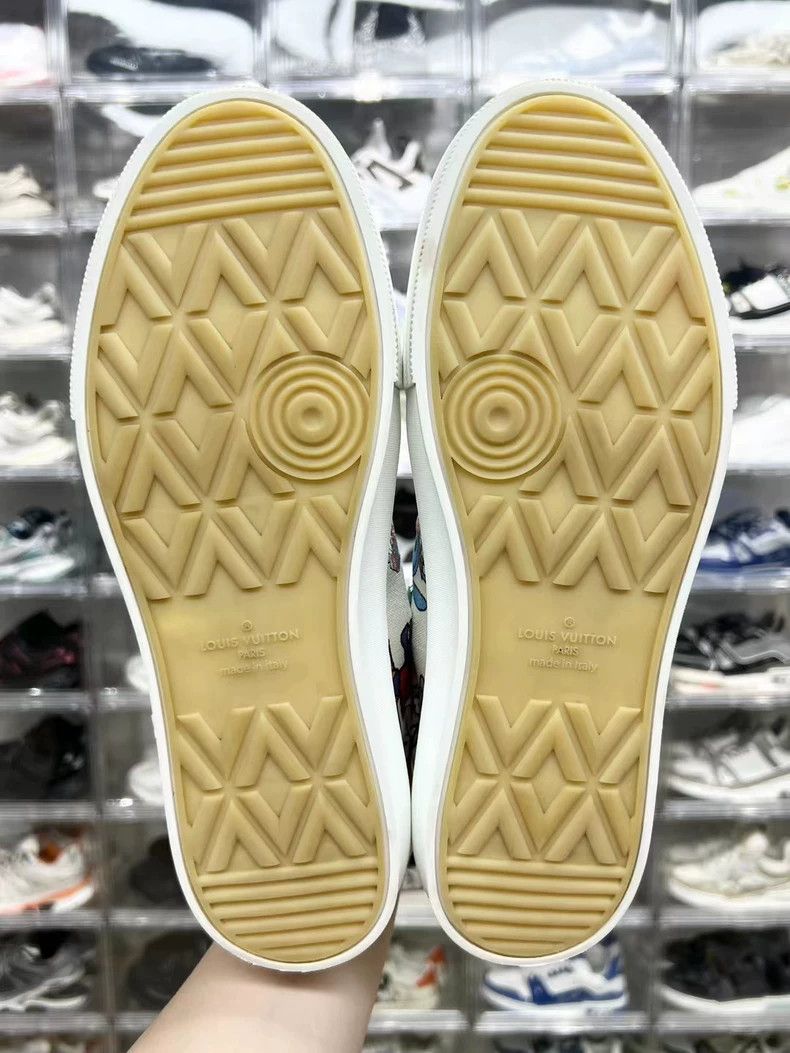 Louis Vuitton LV cartoon pattern lowtop sneakers Size US 10 / EU 43 - 7 Thumbnail
