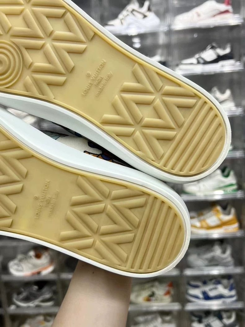 Louis Vuitton LV cartoon pattern lowtop sneakers Size US 10 / EU 43 - 8 Thumbnail