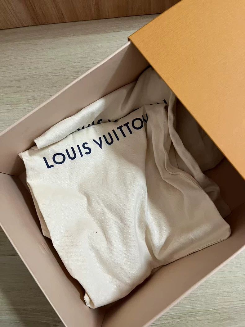 Louis Vuitton lv white slip-on sandals Size US 8 / EU 41 - 8 Thumbnail