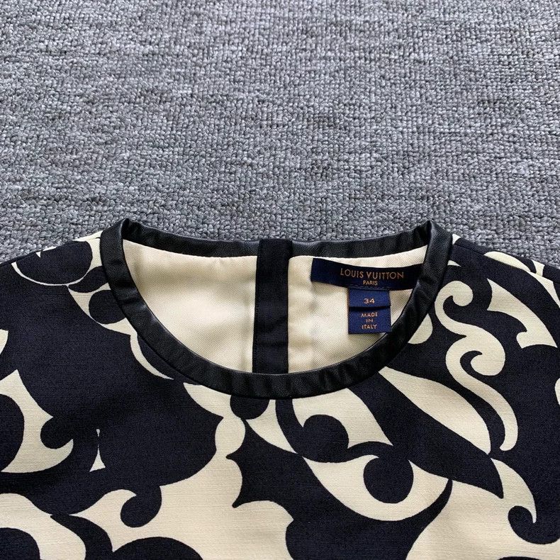 Louis Vuitton lv back zip short sleeve top Size US L / EU 52-54 / 3 - 8 Thumbnail
