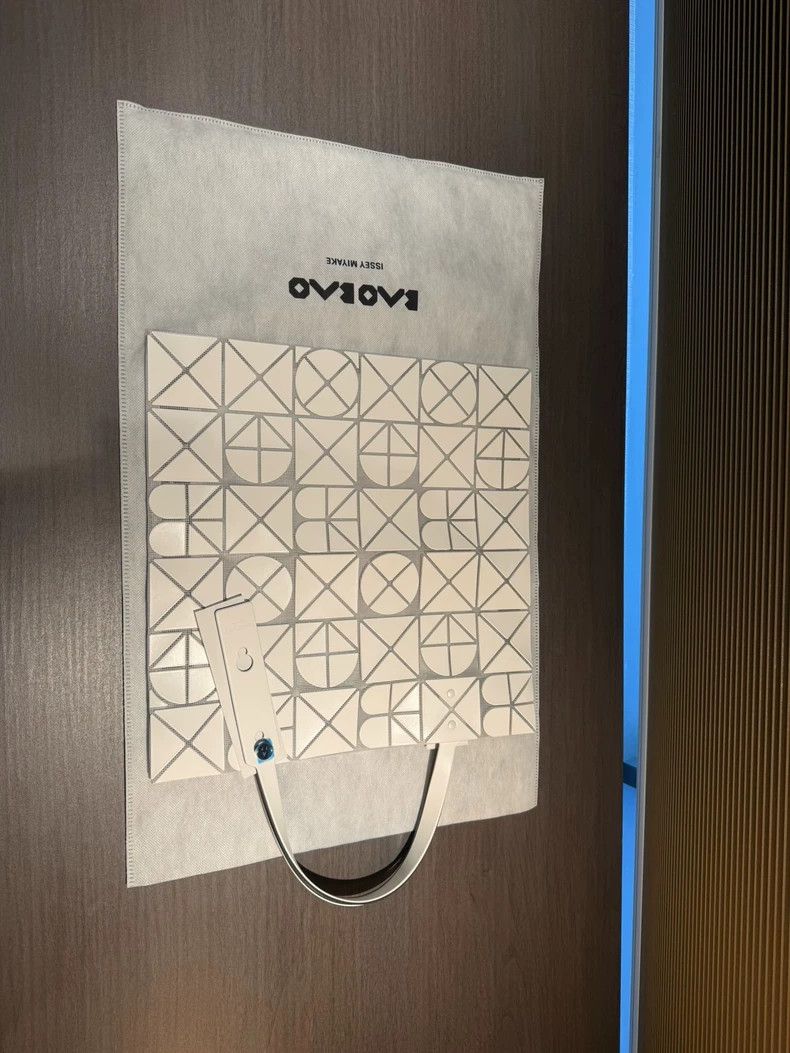 Issey Miyake baobao issey miyake white 6-grid bag Size ONE SIZE - 2 Thumbnail