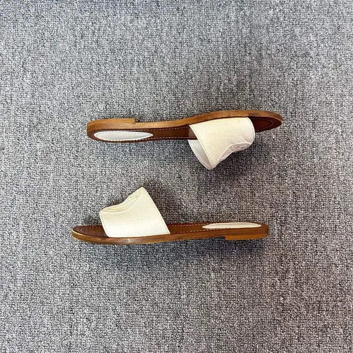 Louis Vuitton Louis Vuitton Lock It White Slide Sandals 0079 Size US 5 / IT 35 - 8 Thumbnail