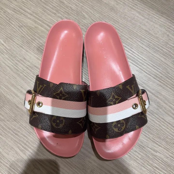 Louis Vuitton Louis Vuitton Pink Flat Sandals for Women 0079 Size US 5 / IT 35 - 2 Thumbnail