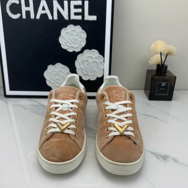 Louis Vuitton Louis Vuitton Suede Low-Top Sneakers in Brown 0079 Size US 5 / IT 35 - 2 Thumbnail