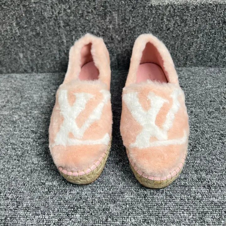 Louis Vuitton Louis Vuitton Stylish Pink Furry Slippers for Women 0079 Size US 6 / IT 36 - 2 Thumbnail