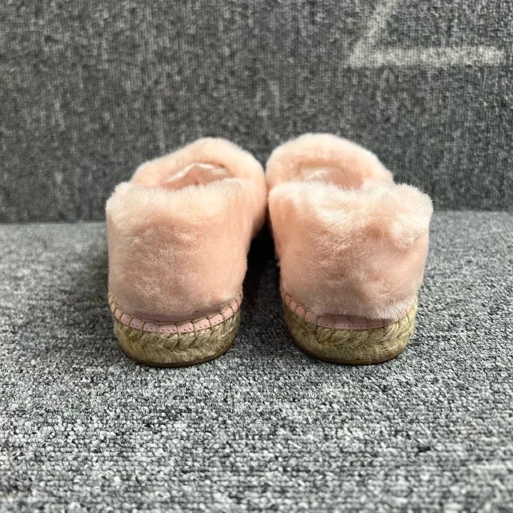 Louis Vuitton Louis Vuitton Stylish Pink Furry Slippers for Women 0079 Size US 6 / IT 36 - 3 Thumbnail