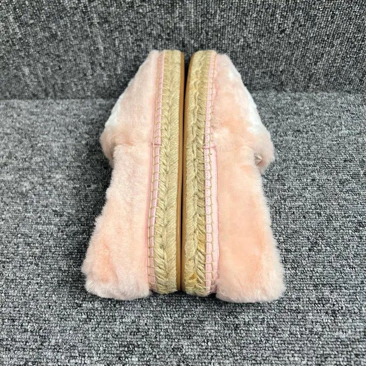 Louis Vuitton Louis Vuitton Stylish Pink Furry Slippers for Women 0079 Size US 6 / IT 36 - 6 Thumbnail