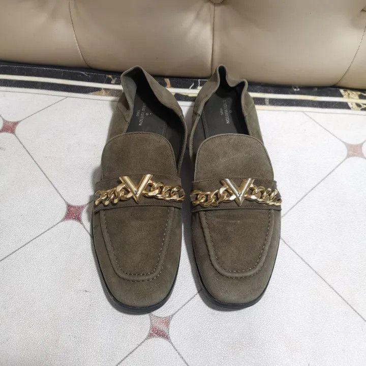 Louis Vuitton Louis Vuitton Women's Suede Loafers in Brown 0079 Size US 7 / IT 37 - 2 Thumbnail