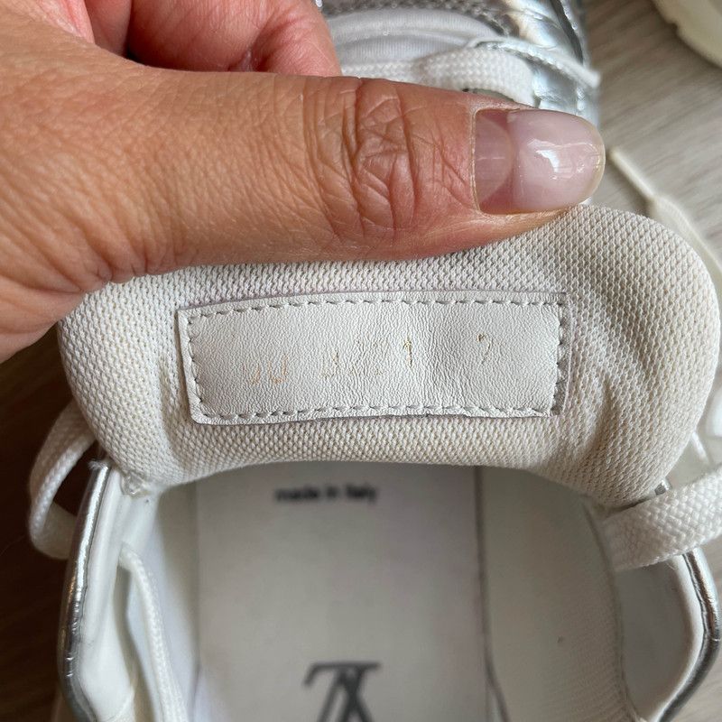 Louis Vuitton Louis Vuitton Trainer Metallized White Silver Sneakers 0089 Size US 8 / EU 41 - 5 Thumbnail