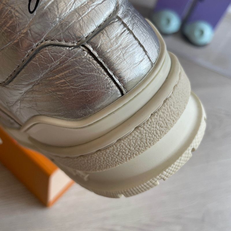 Louis Vuitton Louis Vuitton Trainer Metallized White Silver Sneakers 0089 Size US 8 / EU 41 - 10 Thumbnail