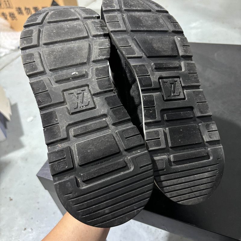 Louis Vuitton Louis Vuitton Run Away Black Grey Sneakers 0089 Size US 10.5 / EU 43-44 - 4 Thumbnail