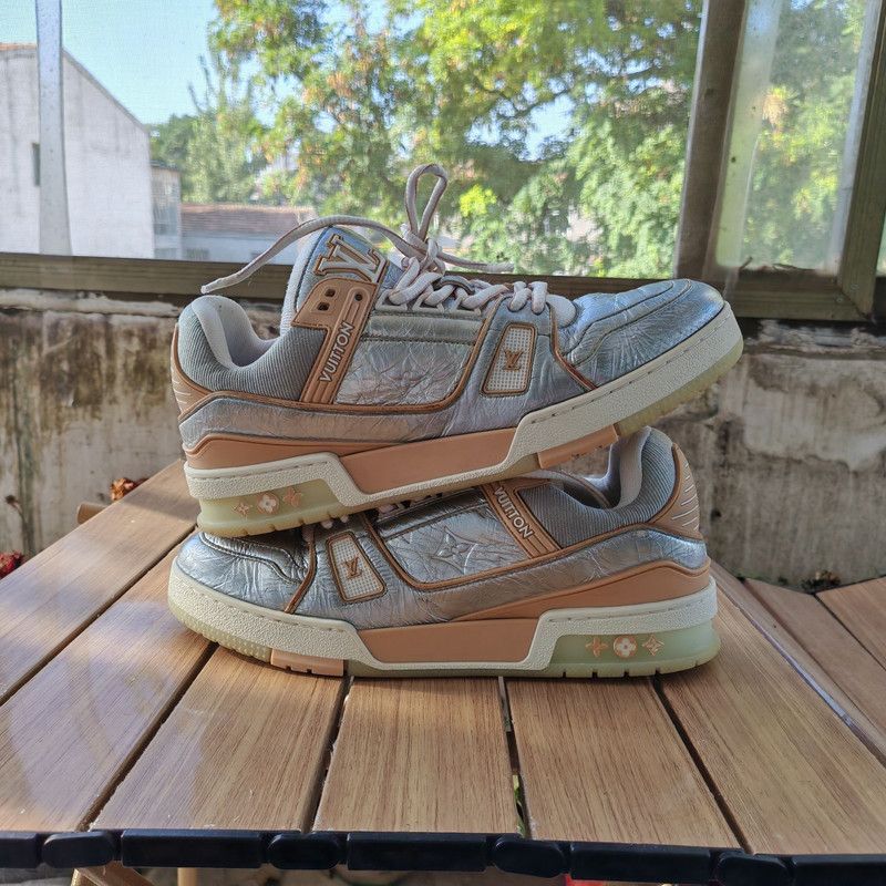 Louis Vuitton Louis Vuitton Stylish Silver Trainer Sneakers for Men 0089 Size US 8 / EU 41 - 7 Thumbnail