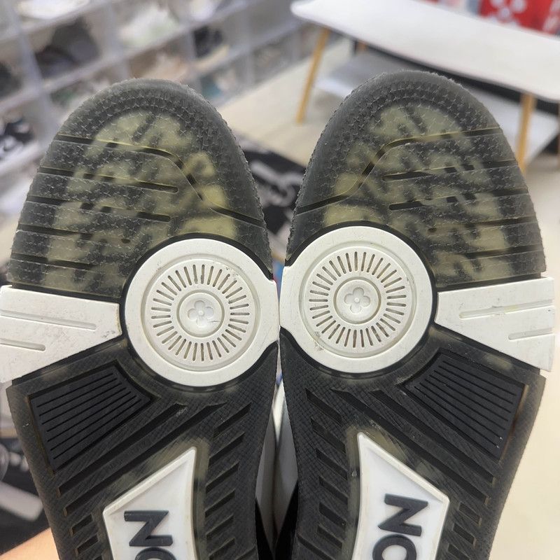 Louis Vuitton Louis Vuitton Trainer Low-Top Stylish Sneakers 0089 Size US 9.5 / EU 42-43 - 10 Thumbnail