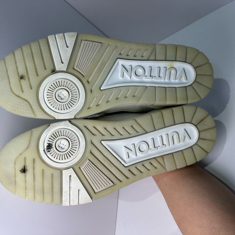 Louis Vuitton Louis Vuitton White Low-Top Fashion Sneakers 0089 Size US 9.5 / EU 42-43 - 8 Thumbnail