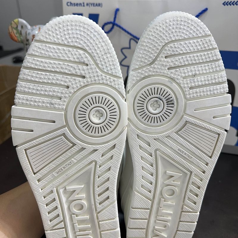 Louis Vuitton Louis Vuitton Trainer Sneakers White Fashion Shoes 0089 Size US 8.5 / EU 41-42 - 11 Thumbnail