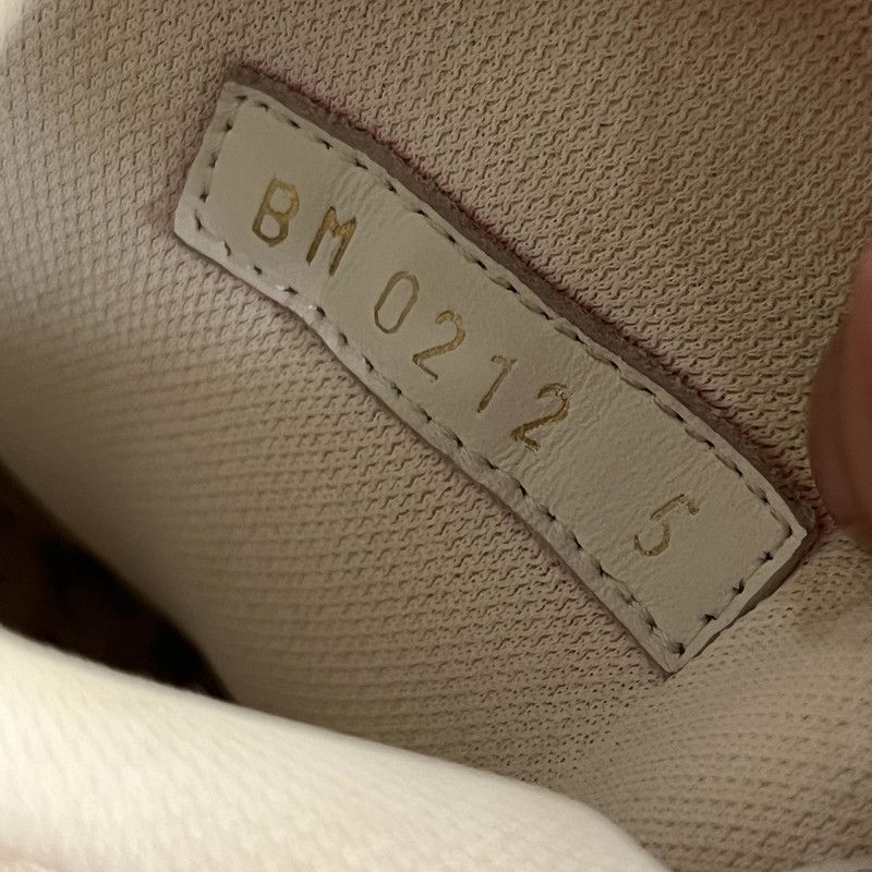 Louis Vuitton Trainer Sneakers in White 0089