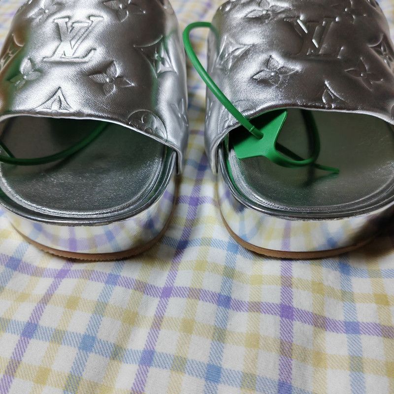 Louis Vuitton Louis Vuitton Jumbo Flatform Silver Slide Sandals 0079 Size US 6 / IT 36 - 6 Thumbnail