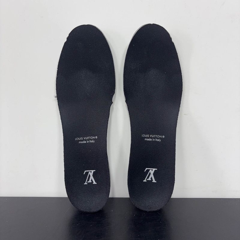 Louis Vuitton Louis Vuitton Low-Top Trainer Sneakers in White and Black 0079 Size US 9 / IT 39 - 12 Thumbnail