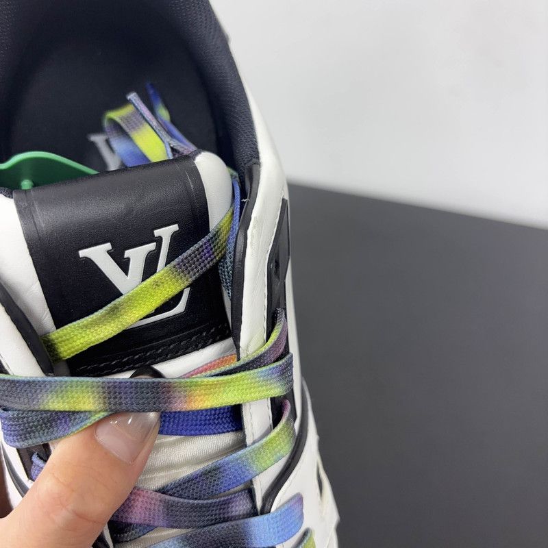 Louis Vuitton Louis Vuitton Low-Top Trainer Sneakers in White and Black 0079 Size US 9 / IT 39 - 6 Thumbnail
